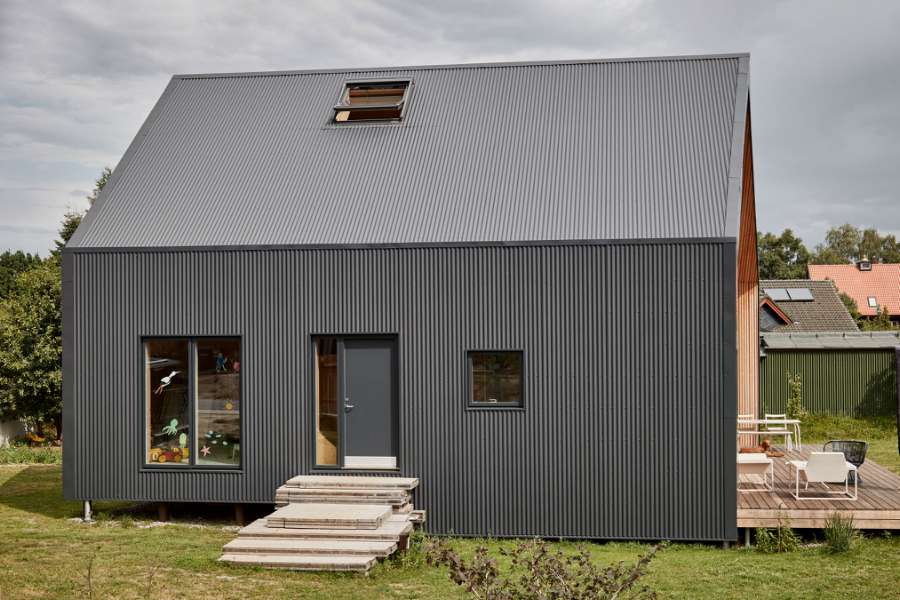 „Pinteressante“ Dach- und Fassadenlösung mit Sinusprofilen,